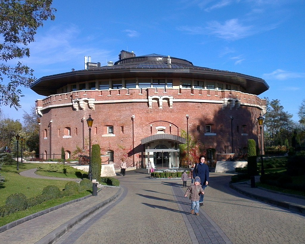 Большая Максимиллиановская башня № 2, «башня смерти» концлагеря Шталаг 328, в которой происходило уничтожение офицеров Красной Армии, коммунистов, комсомольцев и евреев. С 2007 года переоборудована в пятизвёздочный отель «Citadel Inn». Яновский — концентрационный лагерь и лагерь смерти, организованный нацистами в сентябре 1941 года на окраине города Львова (УССР, сейчас Украина). Немецкое название Janowska получил из-за того, что он находился на улице Я́новской.