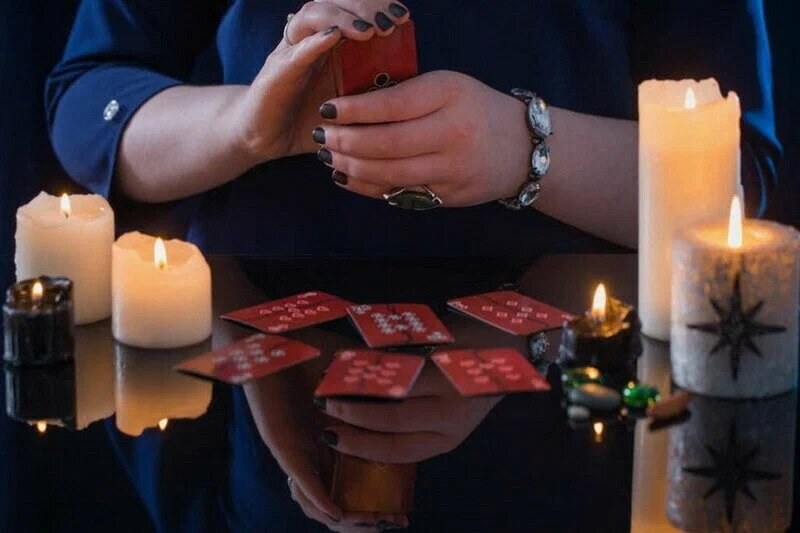 "Читать Таро для себя — как спорить с зеркалом. Видишь не то, что есть, а то, что хочешь."