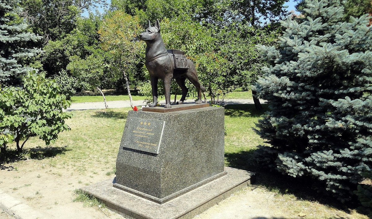 Памятник собакам-подрывникам.