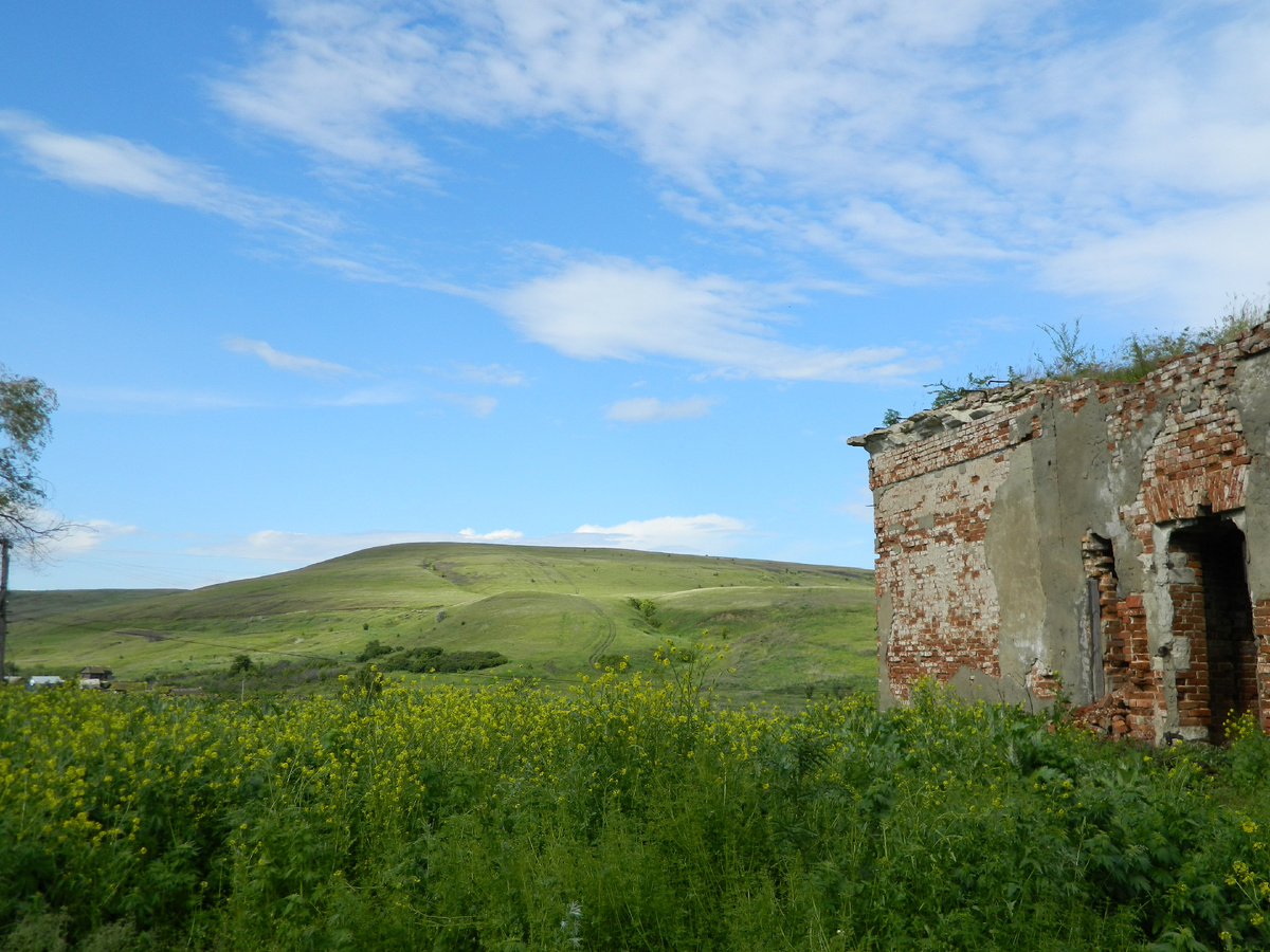 Этот холм в 2017 году и храм ещё был такой