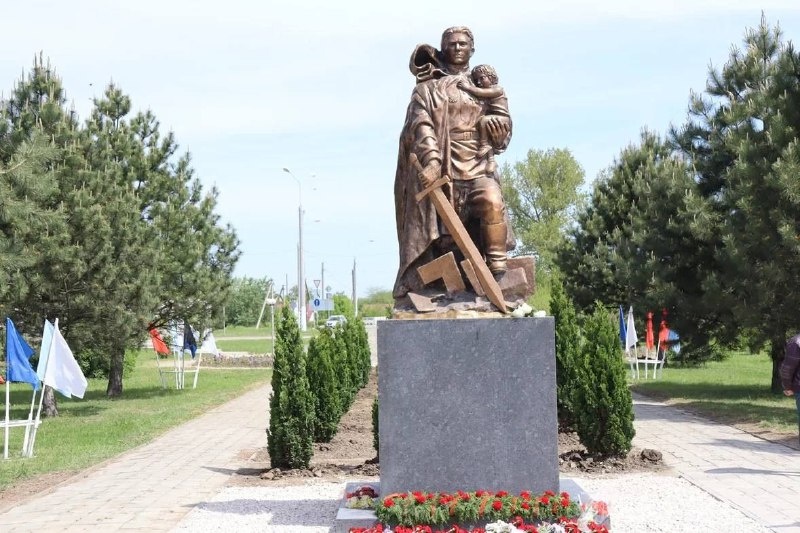 Монумент советскому солдату со спасённой девочкой на руках /фото с сайта: admkrai.krasnodar.ru