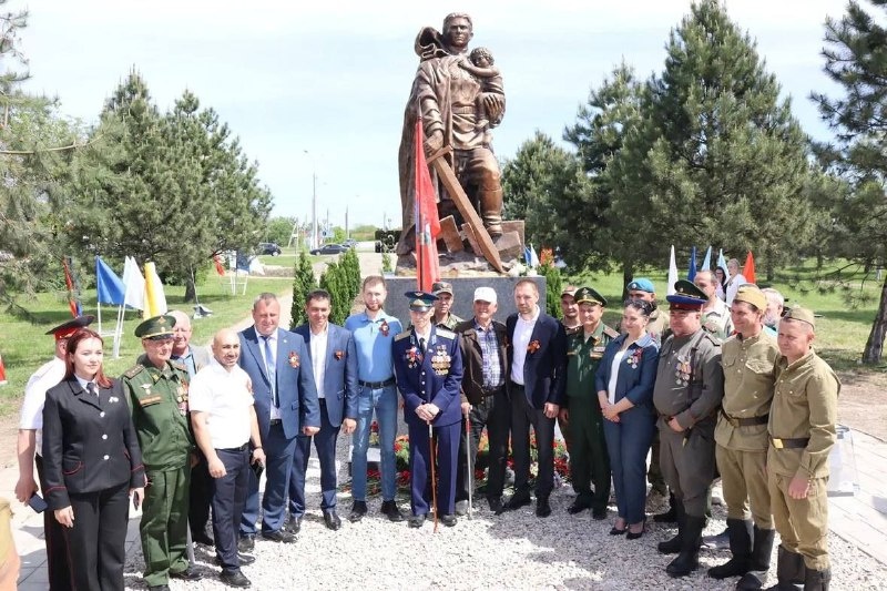 открытие Памятника советскому солдату со спасённой девочкой на руках /фото с сайта: admkrai.krasnodar.ru