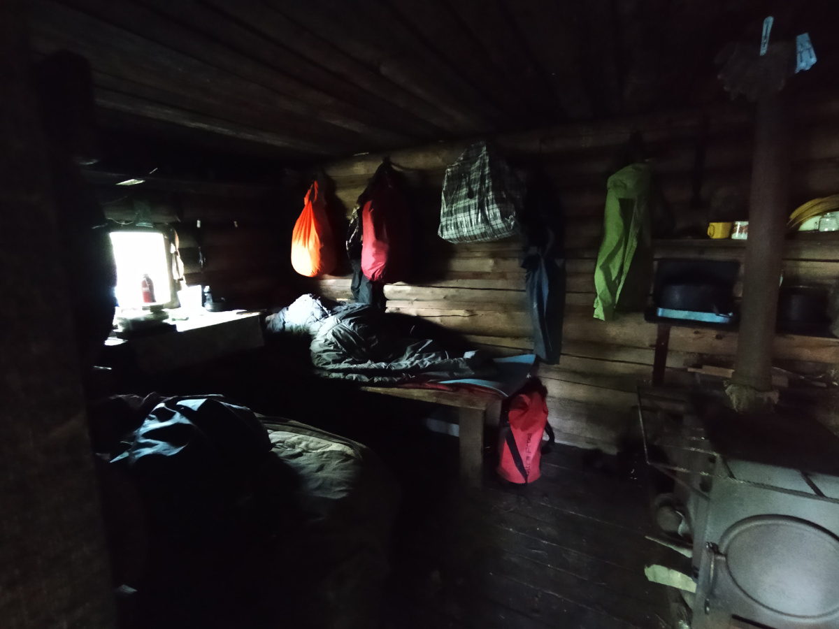 Внутри избушки.