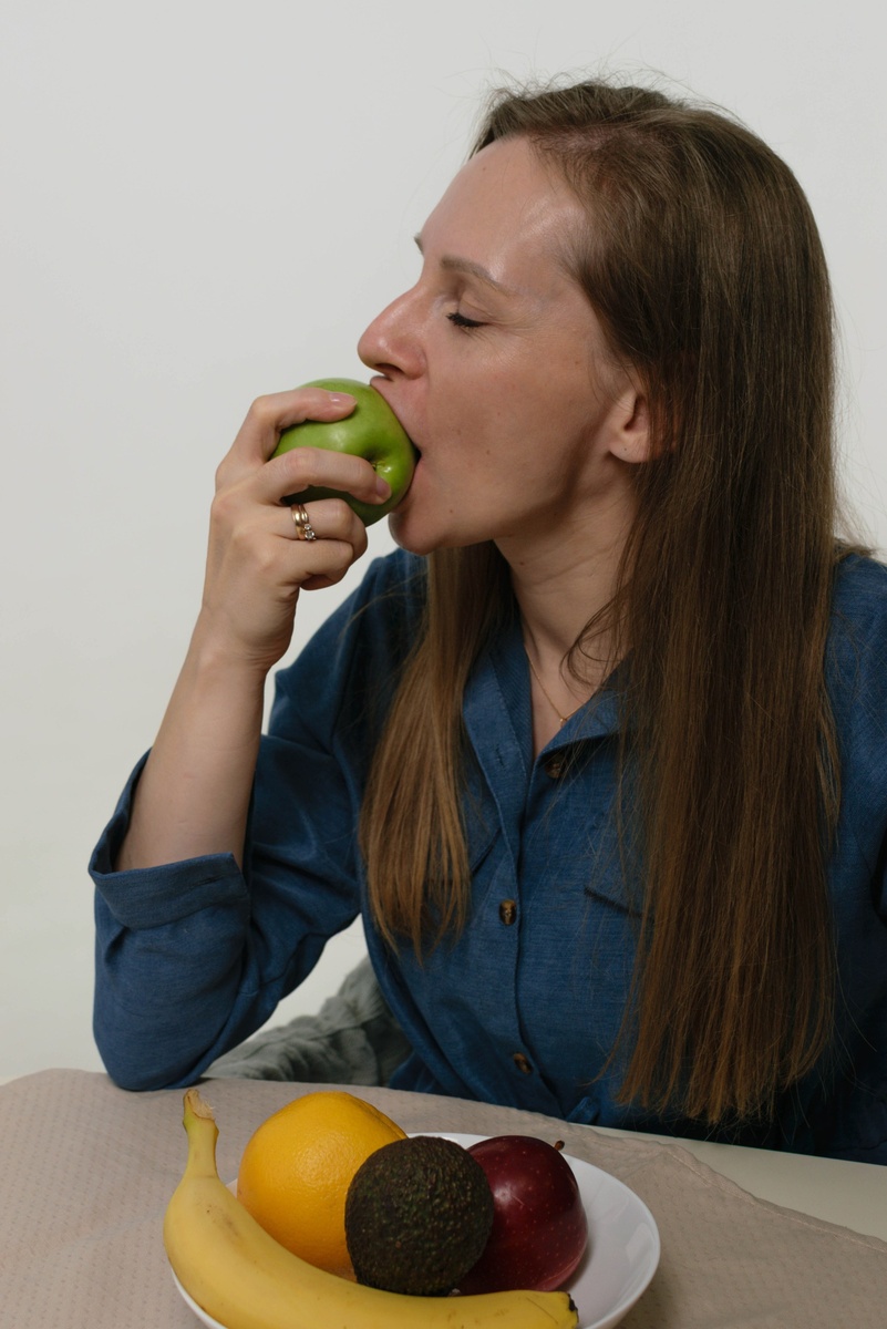 Ваш любимый нутрициолог наслаждается вкуснейшим яблоком❤️