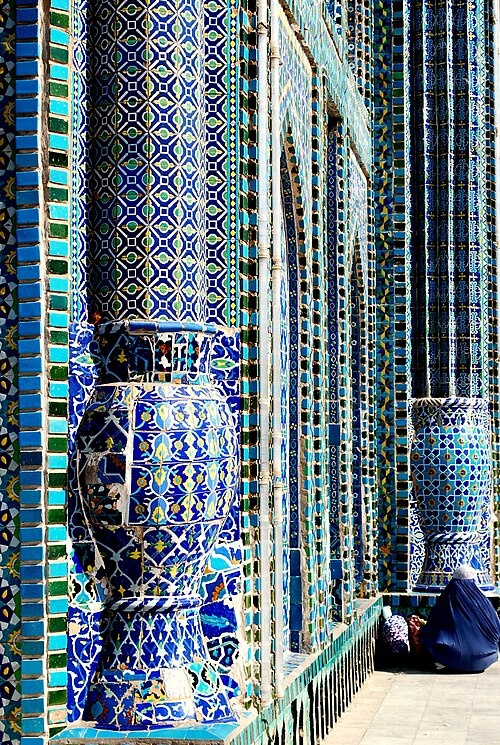 Орнамент разнообразен. Каллиграфический представлен куфическим письмом (приоритет отдан словам Аллах и Мухаммад). Геометрический — гирихом, медальонами, спиралями, ромбами и шестиугольниками. Растительный орнамент[5] — переплетающимися стеблями и цветами. Преобладающий цвет (ранг) "бирюзово-голубой", орнамент — "сине-золотой"[6]. Тимуридский поэт Алишер Навои различает цвета кўк[7] (небесно-голубой) и нил (синий, индиго)[8]. Также в оформлении присутствуют зеленый, красный (киноварь), желтый (охра), черный и белый (ганч). Свободные от плитки поверхности могут покрываться алебастром.