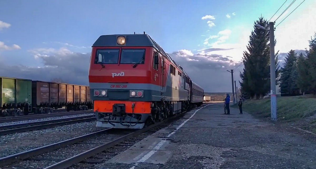 Так выглядел пригородный поезд Александров - Иваново весной 2020-го года. Кстати, это была моя первая съемка тепловоза ТЭП70БС. 