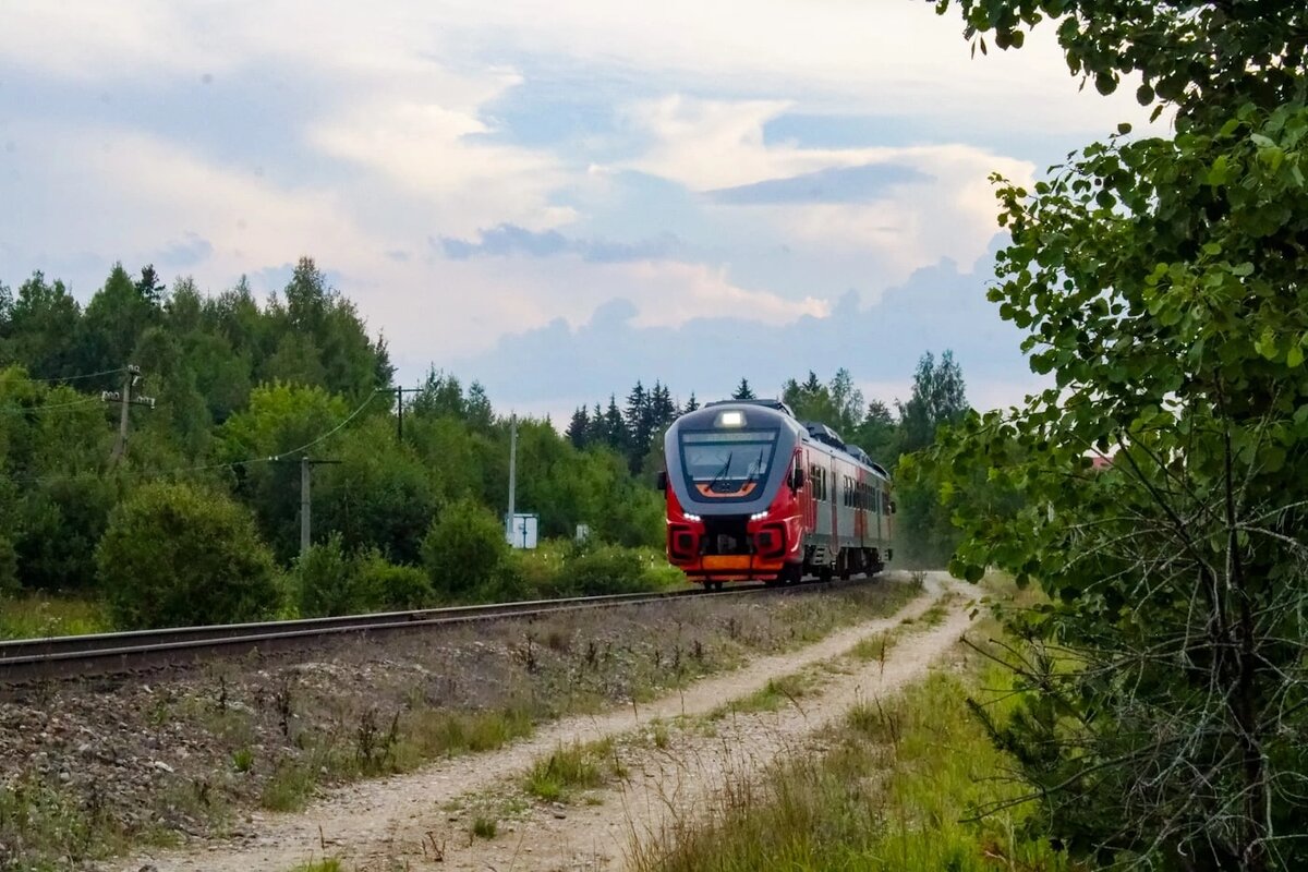 "Орлан" везëт пассажиров из Александрова в Иваново, перегон Кольчугино - Бавлены. Это фото я сделал на два года позже запуска РА3 на линии. 