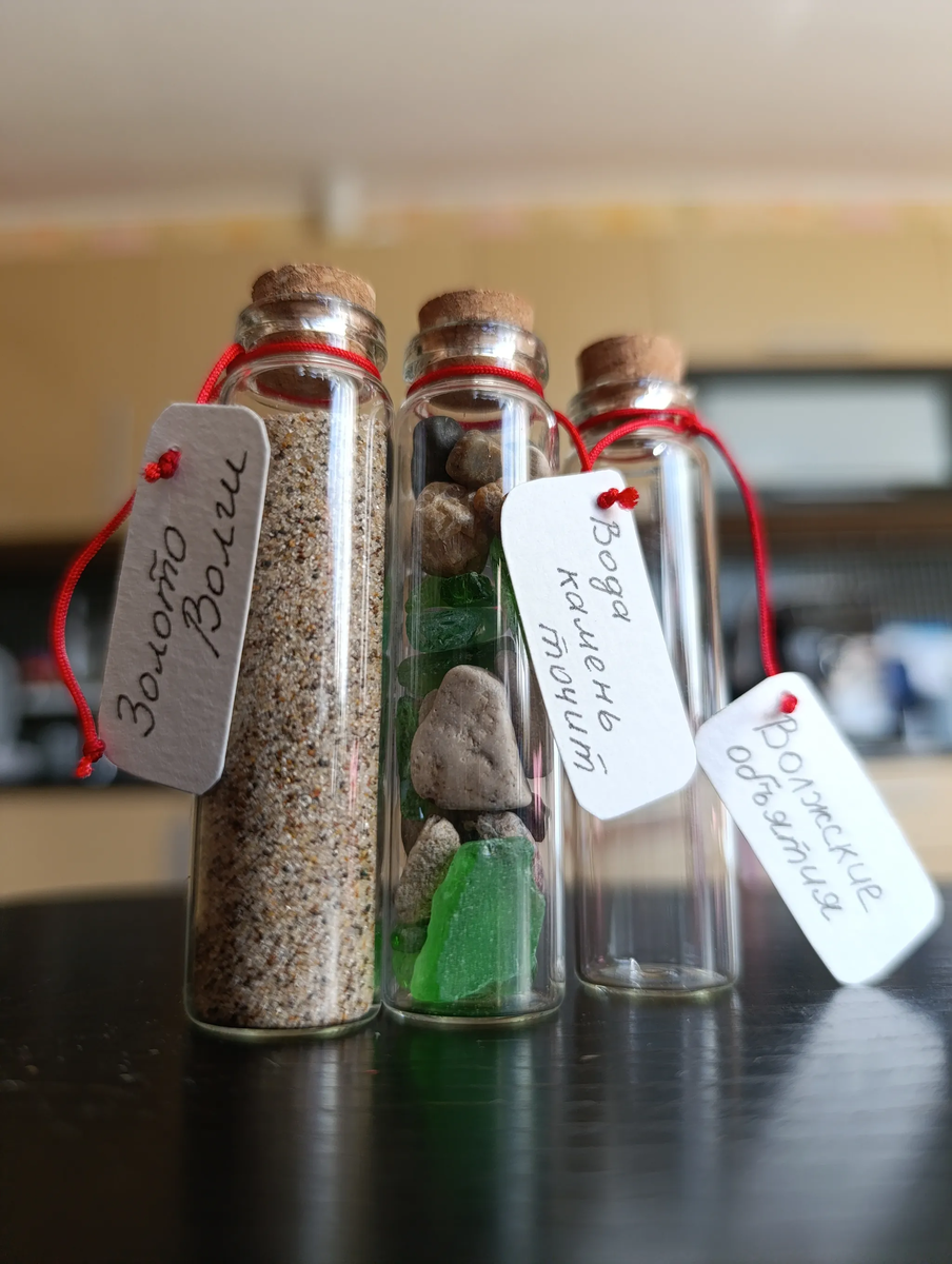 Воду наливала уже в Беларуси, везла её в другой герметичной баночке, вода кстати прозрачная такая была, наверное потому что холодно ещё, не цветёт, чистая после зимы)
