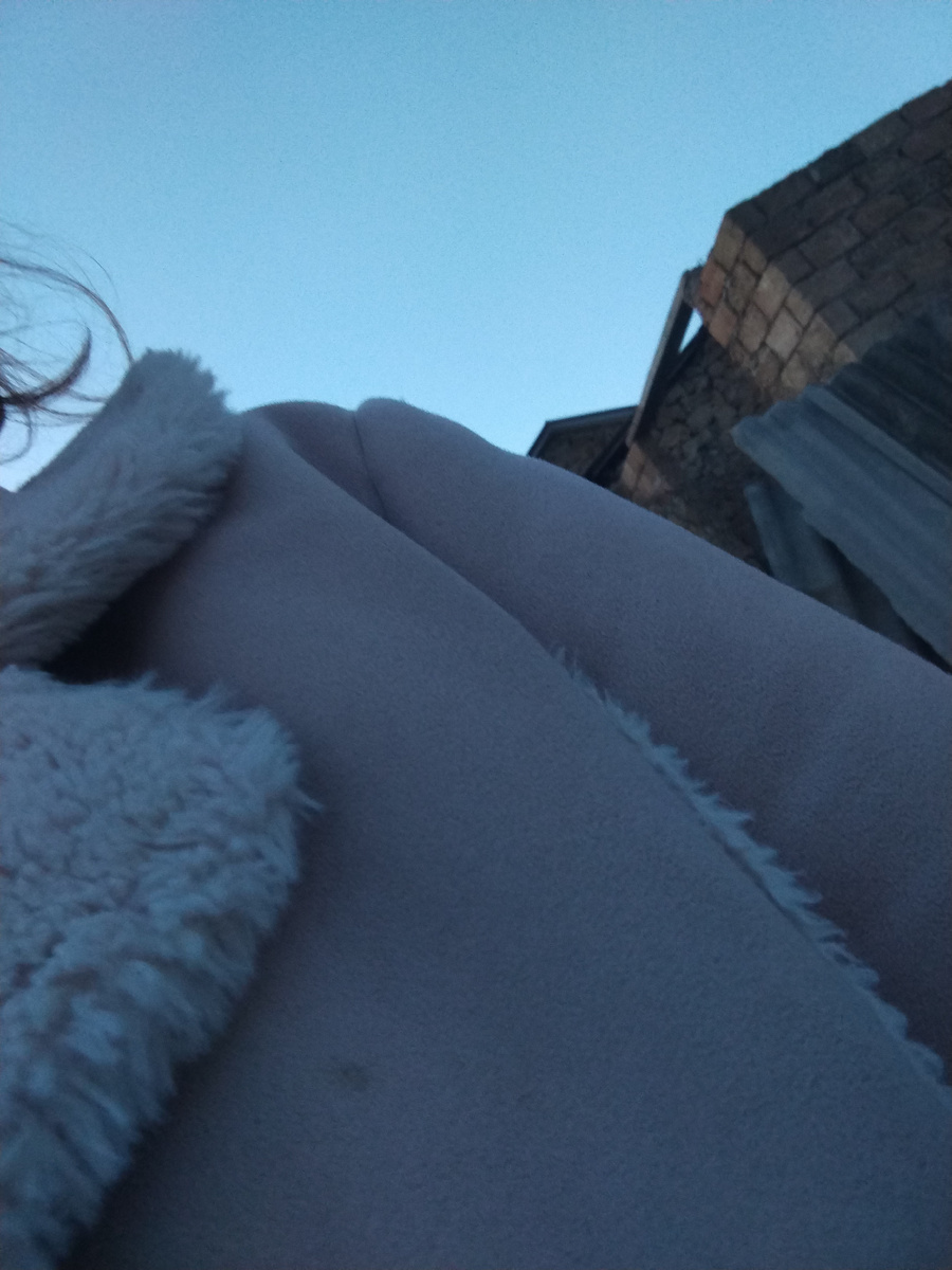 Напялила старую дубленку, чтобы с Бирмой погулять. 10 мая, бл....!!!!! 