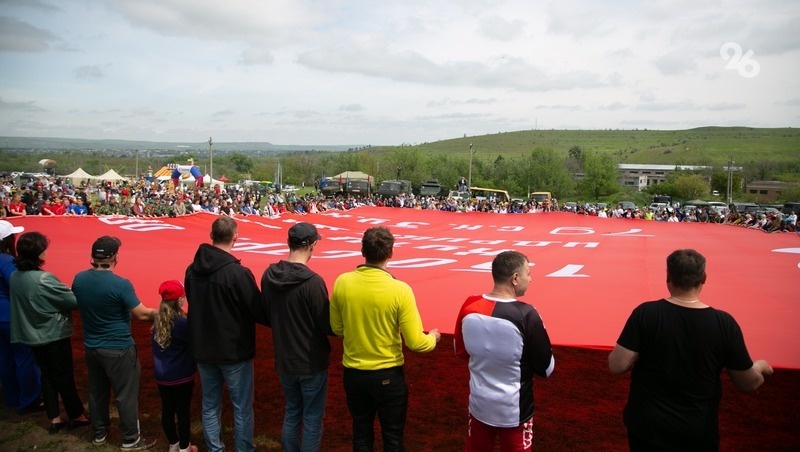    Перед заездами на территории развернули масштабную копию Знамени Победы Фото: Валерия Алтухова / / ИА «Победа26»