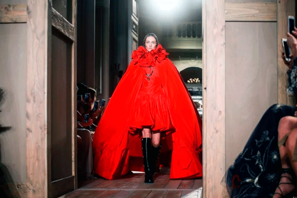 «Валентино: последний император», 2008. Биографическая картина о Валентино Гаравани, человеке, который сыграл ключевую роль при формировании сильной империи, модного дома. И о его деловом партнере, друге, правой руке, Джанкарло Джаметти, который был директором компании. И не только. Отношения между этими двумя мужчинами не заканчивались дружбой, но в фильме это сторона не затрагивается. Зато есть немало интересных архивных кадров, которые раньше были недоступны. Если вы хотите прикоснуться к жизни великого Мастера, обязательно включите этот фильм в список на просмотр.Валентино: Последний император