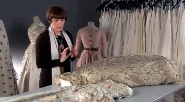 «Кристиан Диор: человек-легенда», 2005. Это биография Кристиана Диора, основанная на воспоминаниях его друга и коллеги, Сюзан Люлинг. Это очередная попытка разгадать феномен великого маэстро. Удивительно — дизайнер совсем не обращал внимания на комфорт женщин, создавая наряды, в которых было трудно дышать из-за тугих корсетов или двигаться из-за обилия ткани. Но он был любим миллионами женщин, которые им восхищались и вдохновлялись, которые его боготворили. Это фильм о человеке, который идет к своей мечте, просто не замечая препятствий, и, добившись желаемого, старается всеми силами удержаться на вершине.Кристиан Диор – Человек-легенда