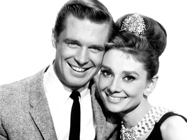 «Завтрак у Тиффани», 1961. Классика, которая не нуждается в представлении и по праву занимает первое место в нашем рейтинге лучших фильмов о моде и стиле. Сюжет прост, незамысловат, но это как раз тот случай, когда пересматривать фильм можно практически бесконечно, просто наслаждаясь красивой картинкой, невероятным шармом, фразами, многие из которых уже растащили на цитаты.Завтрак у Тиффани