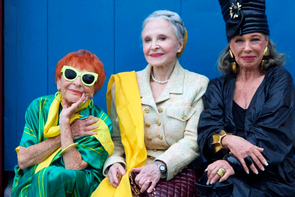 «Возраст стилю не помеха», 2014. Выглядеть роскошно можно в любом возрасте. И не нужно отправлять свои модные луки в мусорное ведро, как только отметили свое 65-летие. Сомневаетесь? Пересмотрите представленную картину — главные героини блога Advanced Style вдохновляли целые поколения. Несмотря на то, что некоторые дамы умудрились справить свое 95-летие, они остаются стильными, элегантными, яркими, молодыми душой.Возраст стилю не помеха