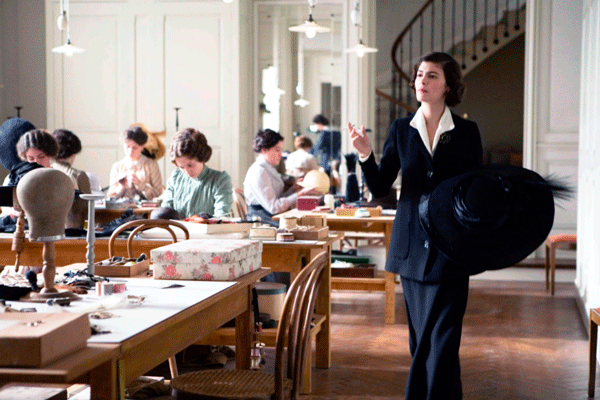 «Коко до Шанель», 2009. Очередная биографическая картина, которая рассказывает о том, как свои первые шаги в мире моды делала Габриэль Шанель. На самом деле это больше художественный фильм, чем документальный, и моменты, связанные с модой, проскальзывают здесь постольку поскольку, а больше внимания уделяется личной жизни дизайнера. Но все это совсем не портит кино — вы можете наслаждаться атмосферой Франции эпохи первой половины двадцатого века, интерьерами, костюмами.Коко до Шанель