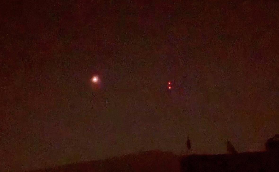    Вспышки в небе над Шринагаром, после объявления о прекращении огня между Индией и Пакистаном Фото: ANI / Reuters Полина Белоусова