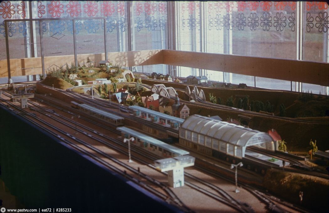 Автор фото Eat72, источник Pastvu.com. На фото уже изрядно пострадавший макет, что видно по станции на переднем плане.