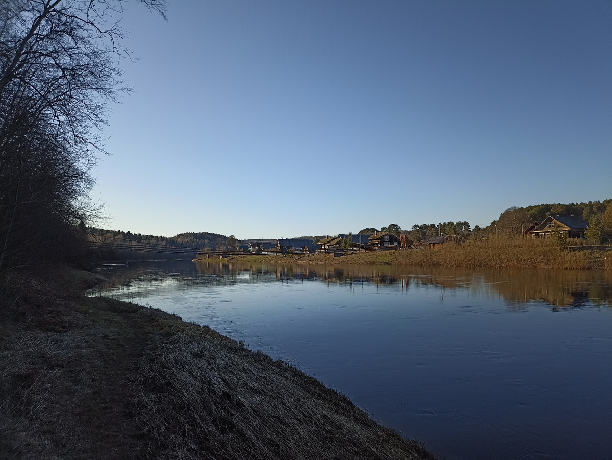 Деревня на берегу реки Оять