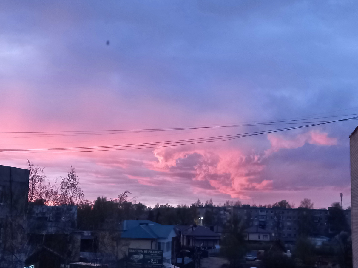 Сфотографировала для вас закат, хвасталась где-то, что мне из окна видно. И что каждый вечер он разный.