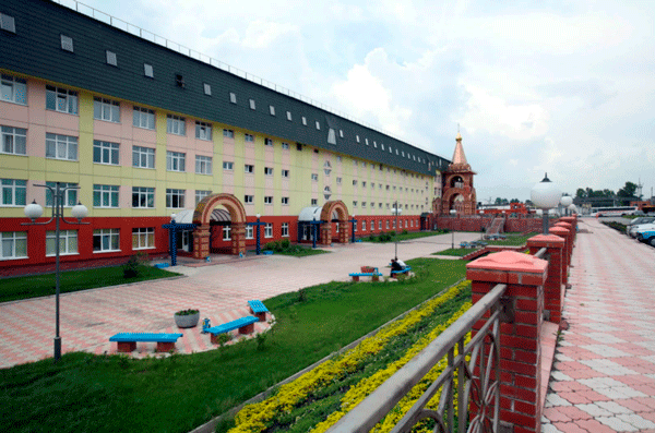 Третье почетное место занимает Полысаево — населенный пункт, основанный в 1989 году. Располагается в Кемеровской области, проживает здесь почти 26 000 человек. Город развивается в разных направлениях — здесь добывают уголь, работают пищевые предприятия и машиностроительные заводы, изготавливаются строительные материалы. Кроме того, Полысаево — центральный город Кузбасской экономической зоны.Новые города России