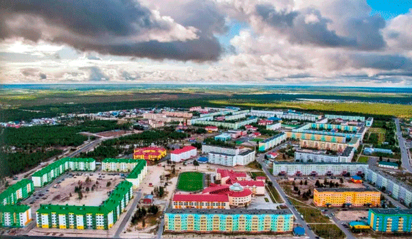 Покачи — город, основанный в 1984 году. Находится в административных границах Ханты-Мансийского автономного округа. Сегодня здесь живет чуть более 18 000 человек, но город стремительно развивается и население растет. Покачи — малоэтажный город, тихий и комфортный для жизни. Экономика держится на добыче нефти, большая часть жителей работает на предприятии «Покачевнефтегаз», которое принадлежит «Лукойлу».Новые города России