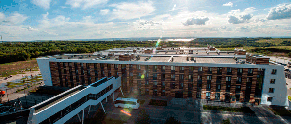 Открывает наш ТОП-10 самых новых городов России Иннополис. Город располагается в республике Татарстан, был основан в 2012 году. Это город-спутник Казани, отсюда до столицы Республики всего 40 км. Пока это самый маленький российский город, в котором зарегистрировано всего 405 человек. Создан Иннополис был для развития сферы IT, здесь построена вся необходимая инфраструктура для специалистов и ученых. Есть здесь также все необходимое и для качественной жизни — хорошие дороги, современные дома, учебные заведения.Новые города России