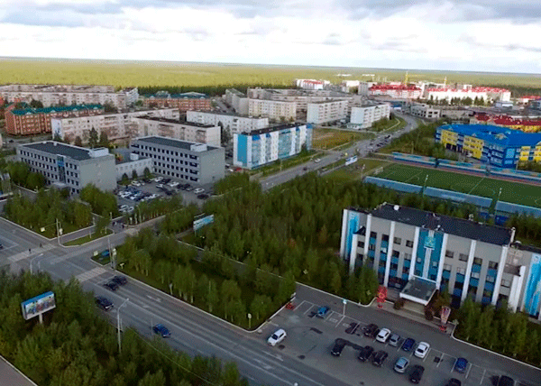 Муравленко. Получил статус города в 1984 году, находится в Ямало-Ненецком автономном округе. Развивается за счет добычи нефти. В городе зарегистрированы 31 561 человек, большая часть населения работает на местных предприятиях, связанных с добычей и переработкой полезных ископаемых. Городок маленький, яркий, ухоженный.Новые города России