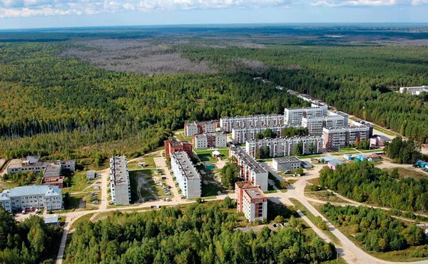 В 1982 году был основан город Кедровый. Находится в Томской области, от областного центра город отделяет 70 км. Это один из самых маленьких городов России, здесь живет около 1 750 человек. Развивается город за счет активной добычи полезных ископаемых, но несмотря на наличие нефтеперерабатывающих предприятий, здесь очень хорошая экология, благодаря хвойным лесам.Новые города России