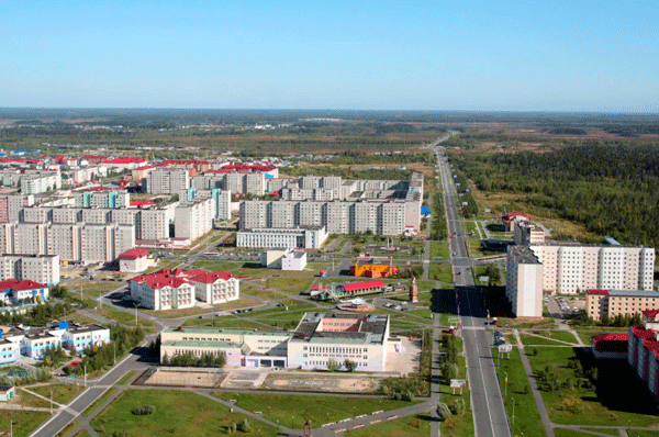 Лангепас — западносибирский городок, основанный в 1980 году. Располагается между Нижневартовском и Сургутом. В Лангепасе живет 44 646 человек. Этот населенный пункт сильно выделяется среди всех городов, представленных в ТОПе, и вообще, среди всех российских городов. Лангепас построен в европейском стиле — здесь большие площади и просторные улицы, интересные цветочные клумбы и масштабные фонтаны. В городе много архитектурных памятников, один из самых главных — скульптура белки, которая является символом города.Новые города России