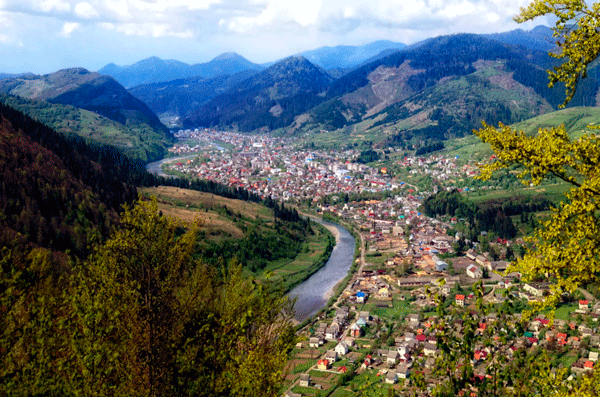 Наконец, завершает наш рейтинг Межгорье — компактный городок в Башкортостане, основанный в 1979 году. Сегодня здесь живет чуть меньше 15 000 человек. Город примечателен тем, что тут возвели масштабный бункер, в котором должны были укрываться ключевые государственные деятели в случае боевых действий или глобальной катастрофы. Кроме бункера, в Межгорье построено множество спортивных объектов.Новые города России