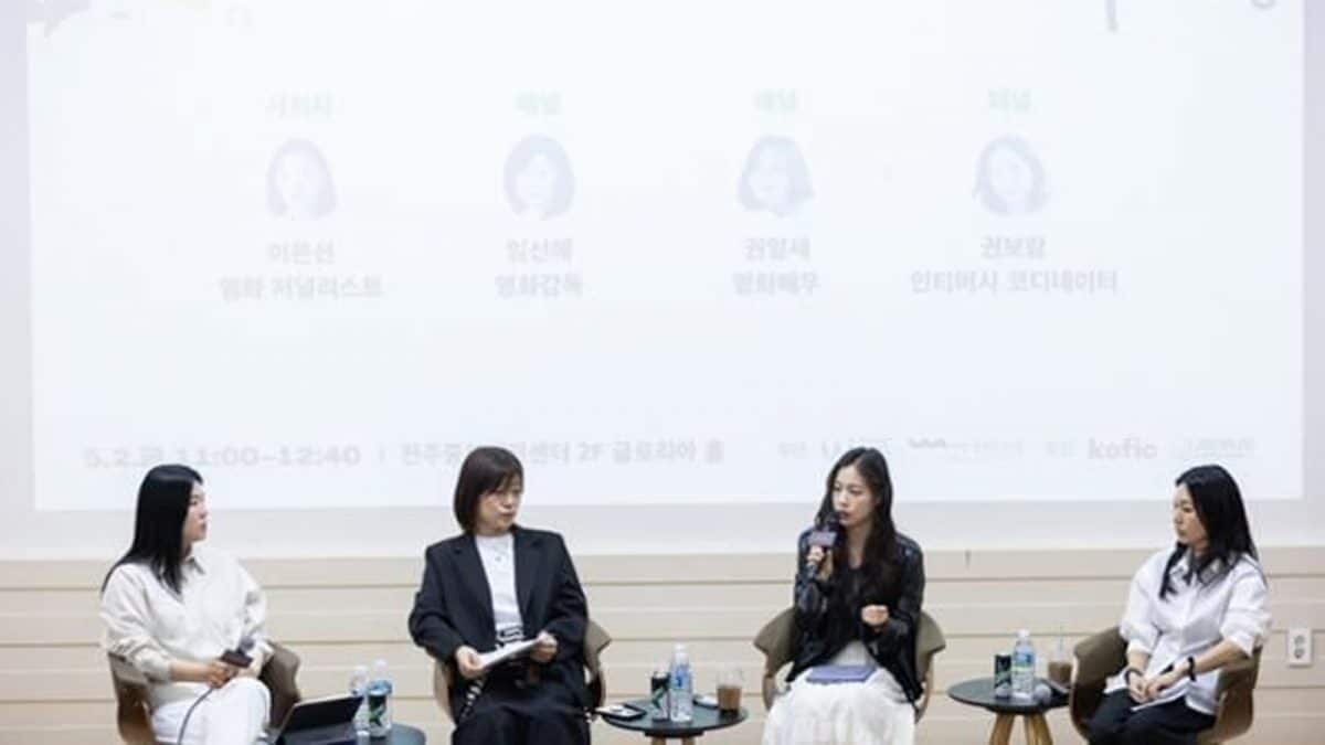    Слева направо кинокритик Ли Ын Сон, режиссер Лим Сон А, актриса Квон Ып Сэ и координатор интимных сцен Квон Бо Рам принимают участие в форуме, посвященном координации интимных сцен, в Центре визуальных искусств города Джунджу