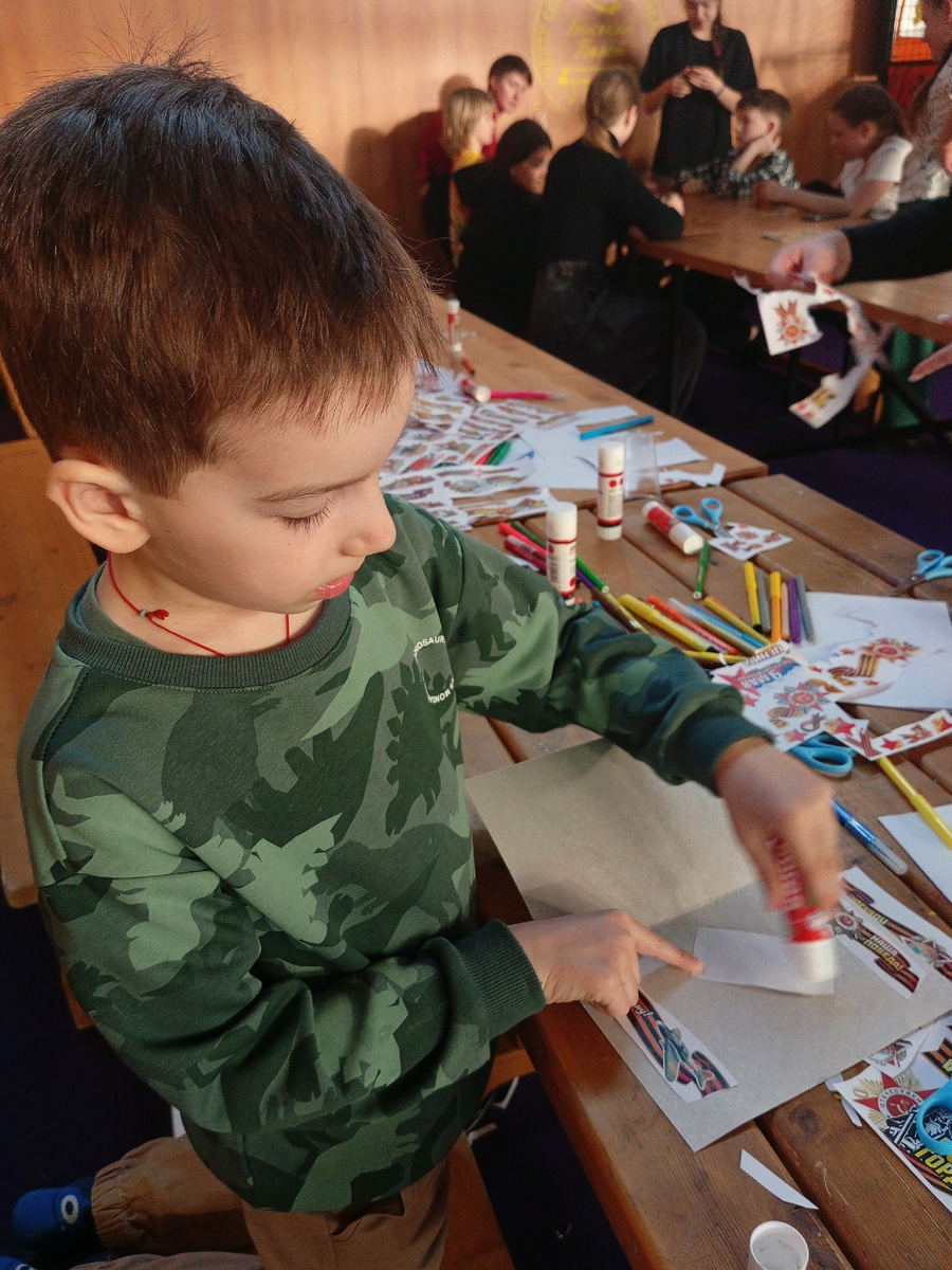 Мой сын делает коллаж ко Дню Победы