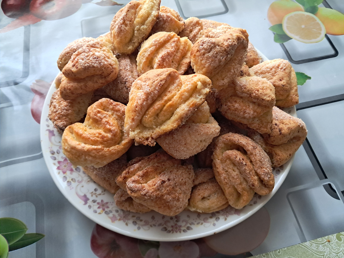 Иногда это печенье разывают " ушки".