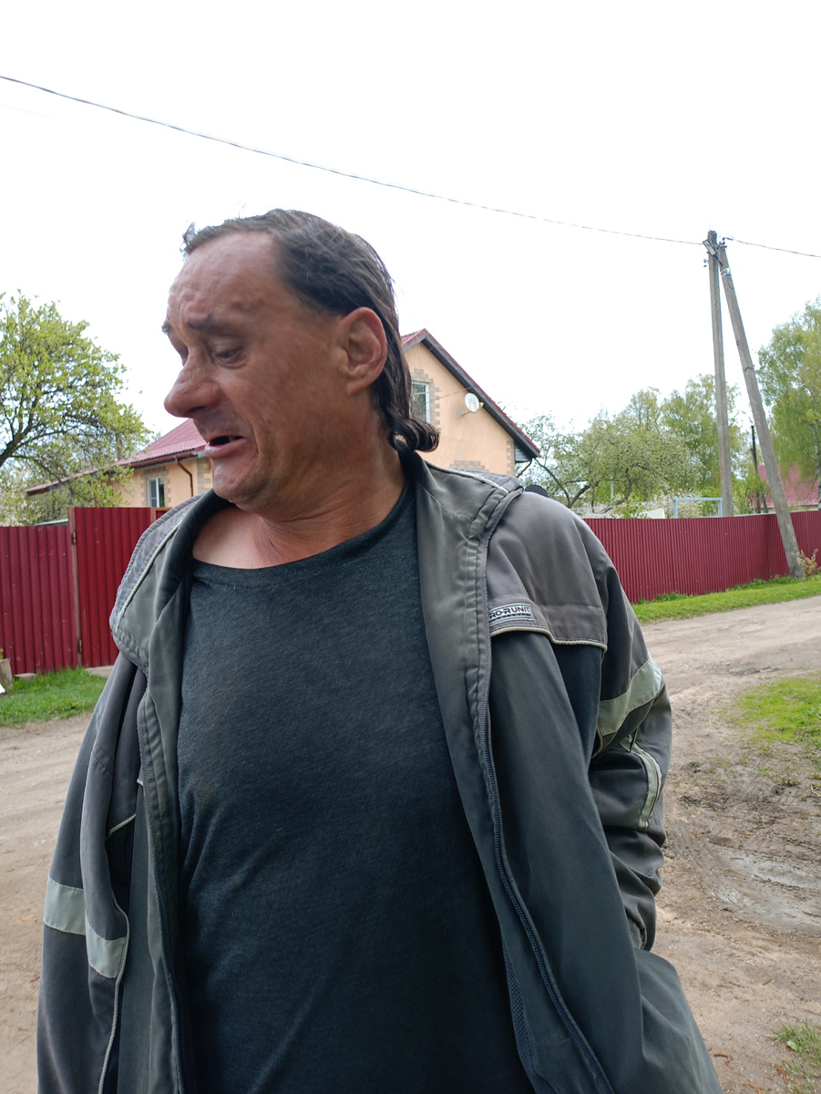 Жалкий ты наш. ведь вот.. Накричала вчера, а он меня встречает с города, отворачивается, стеснительный, фингал прячет.