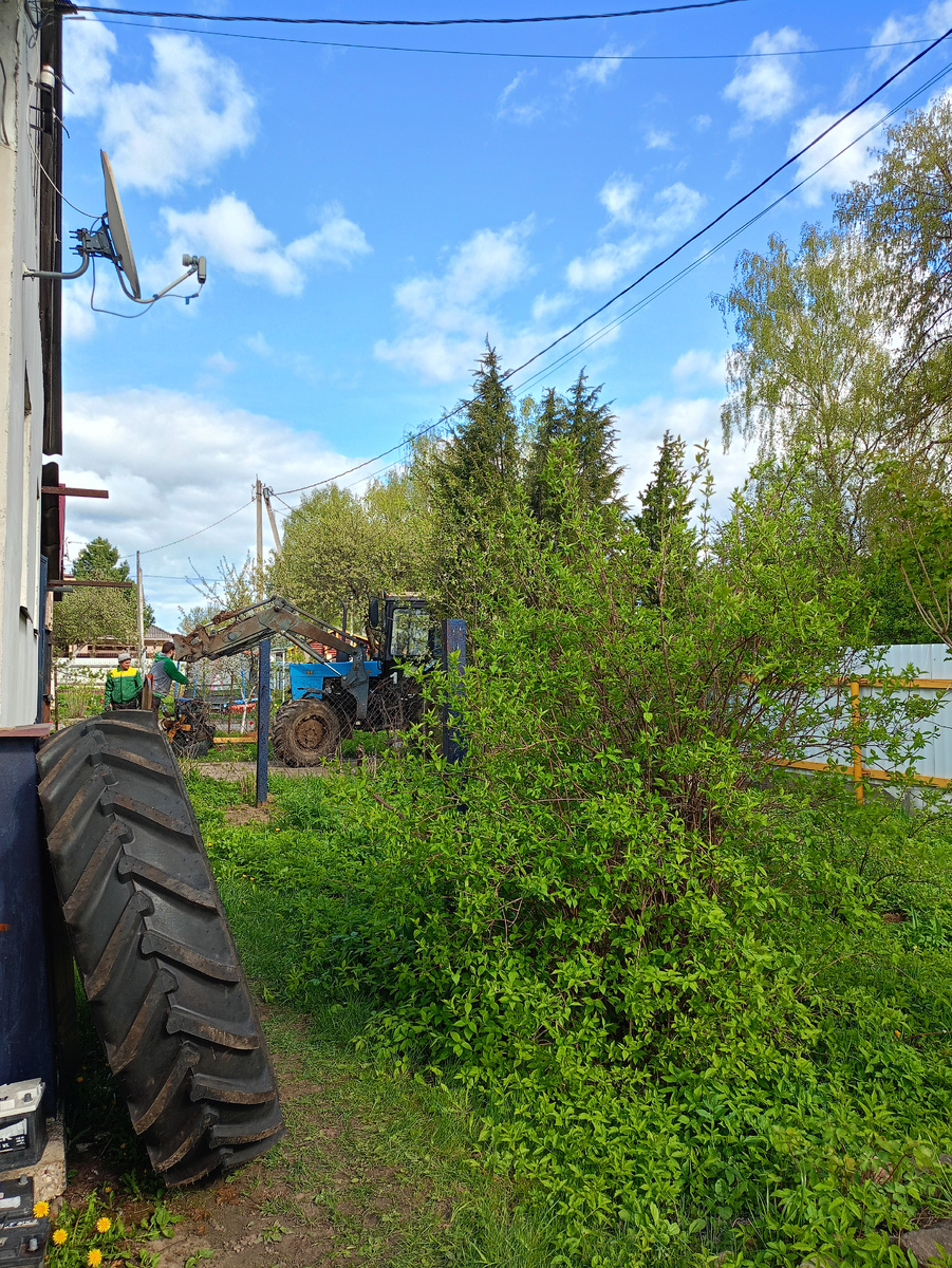 Муж с сыновьями снимали двигатель с трактора. Завтра другой будут устанавливать. 