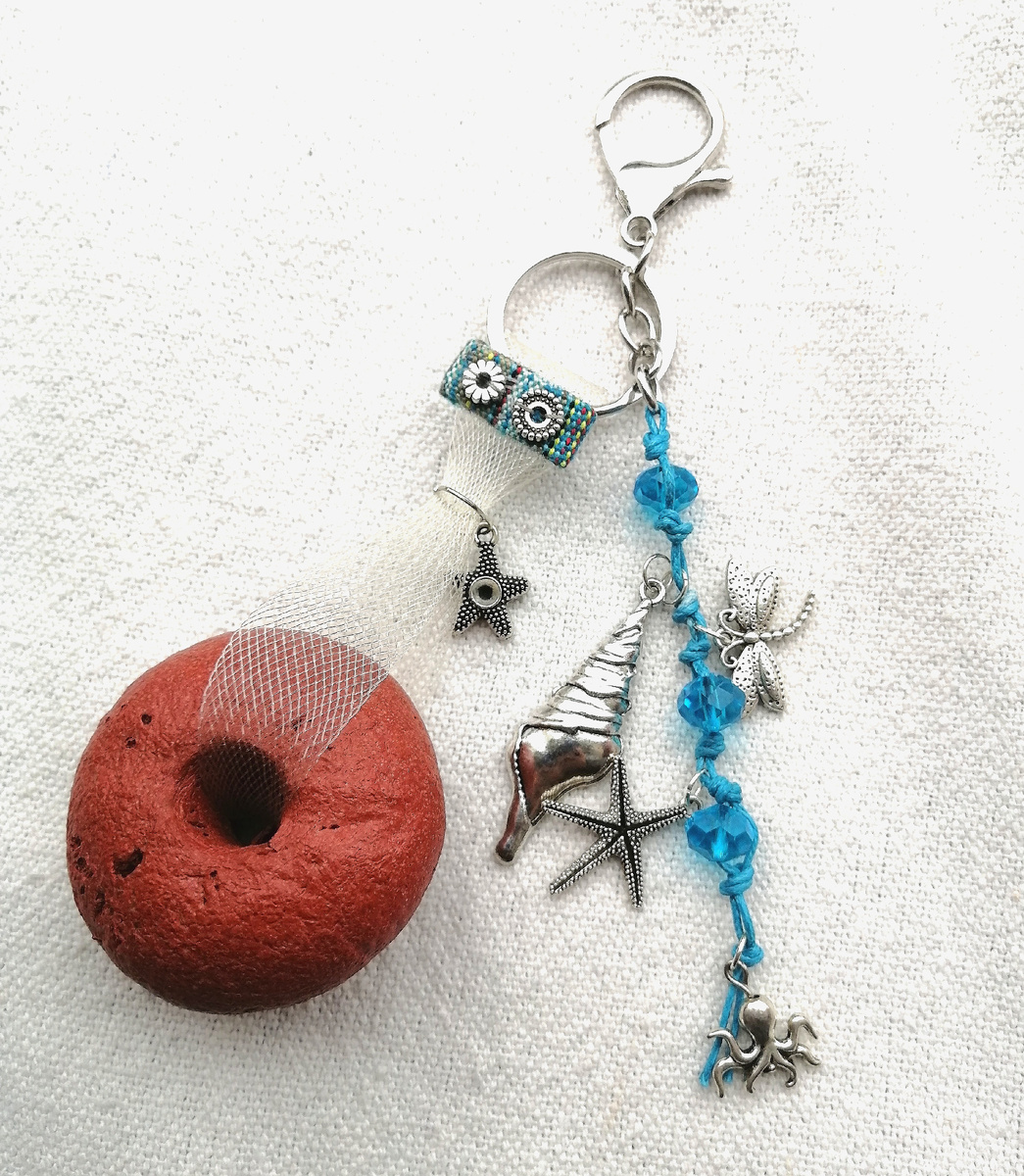 Шарик от рыболовной сети, регилин*, бусины, подвески, вощеный шнур, декоративная тесьма, основа для брелока. 