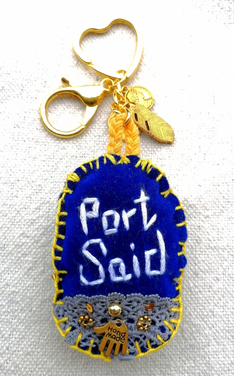 Бархат, бусины, пайетки, основа для брелока, подвески, самодельная петелька из ниток, сплетенных косичкой, кружево, ручная вышивка и обработка края. Причем некая небрежность тут даже очень кстати, добавляет капельку колорита. 