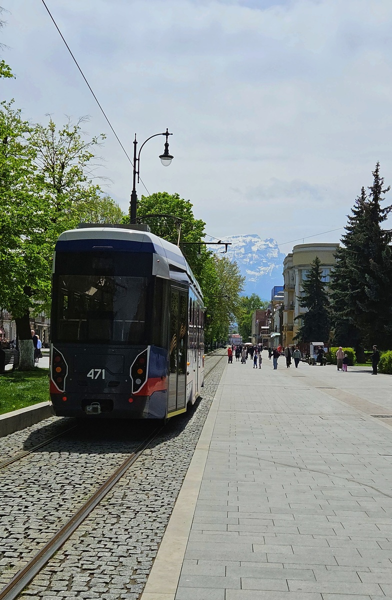 Трамвайчик идёт по пешеходному проспекту Мира
