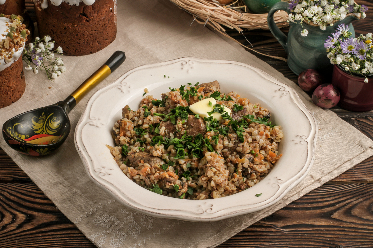 Томлёная гречневая каша с бараниной и шампиньонами