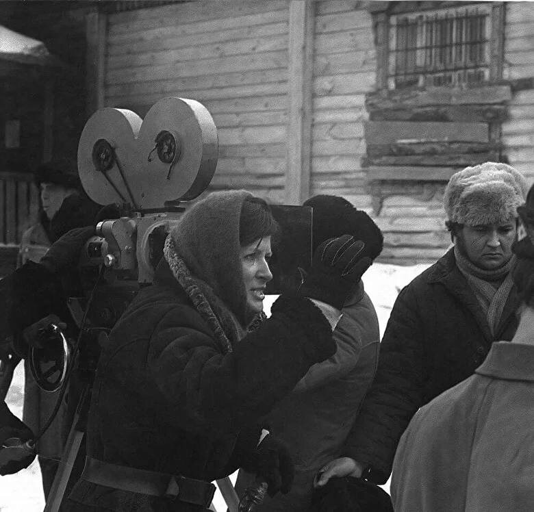 Лариса Шепитько на съемках
