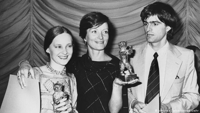 Лариса Шепитько получает награду