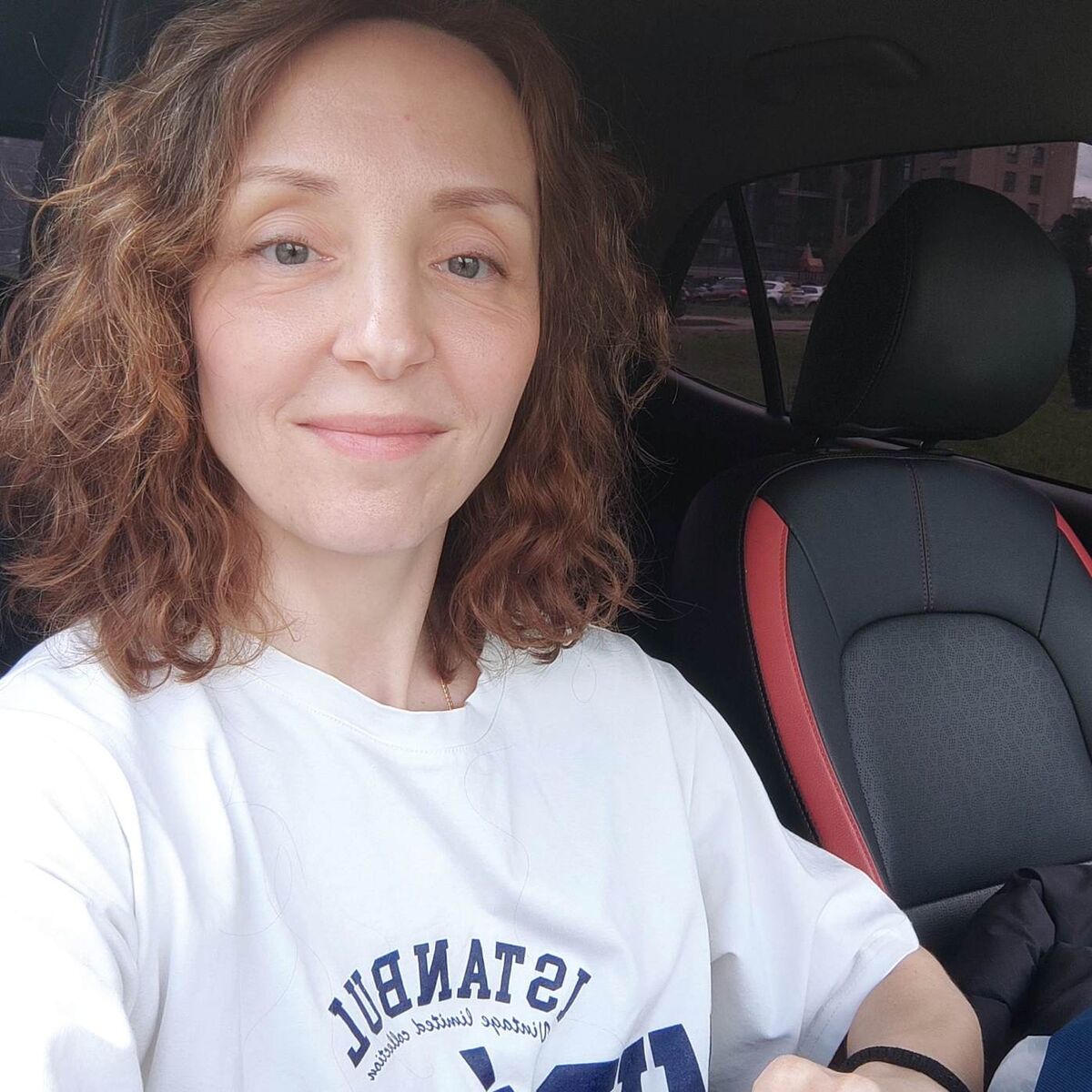 Подъехала на занятия 