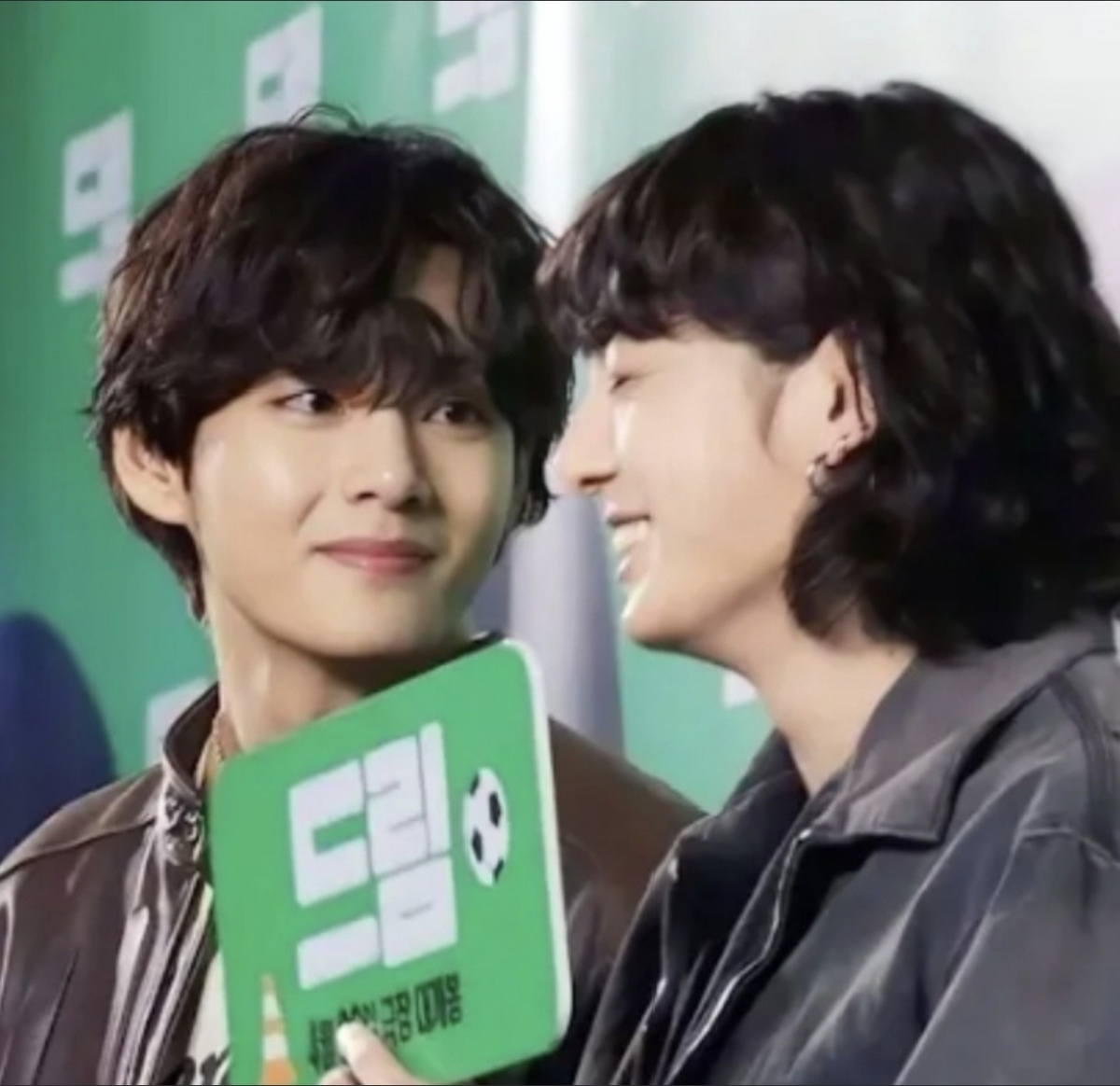 -Кто сегодня мотивирует, ты или я? - давай ты, хён, я на прошлой неделе мотивировал. 