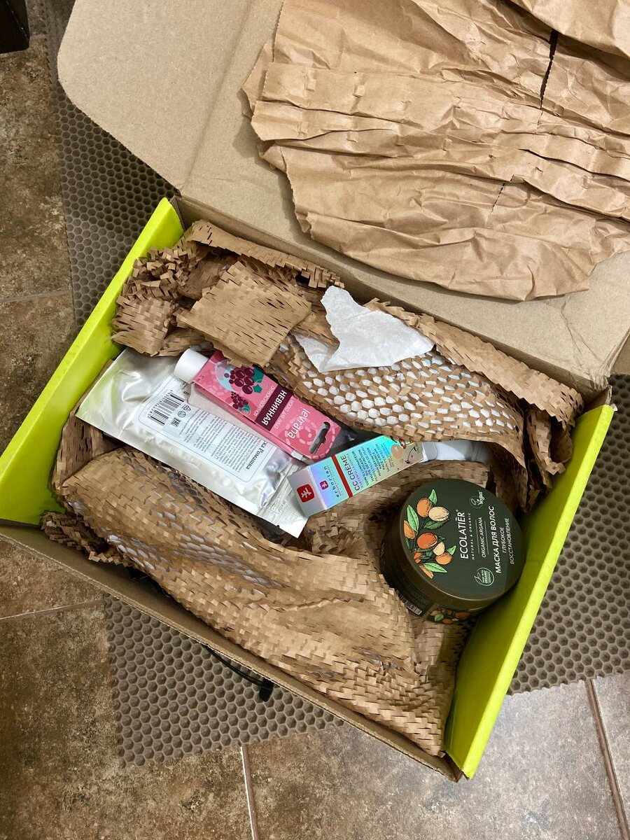 Почти все даже пришло в целом виде. Только чуток потёк гель для пола) 