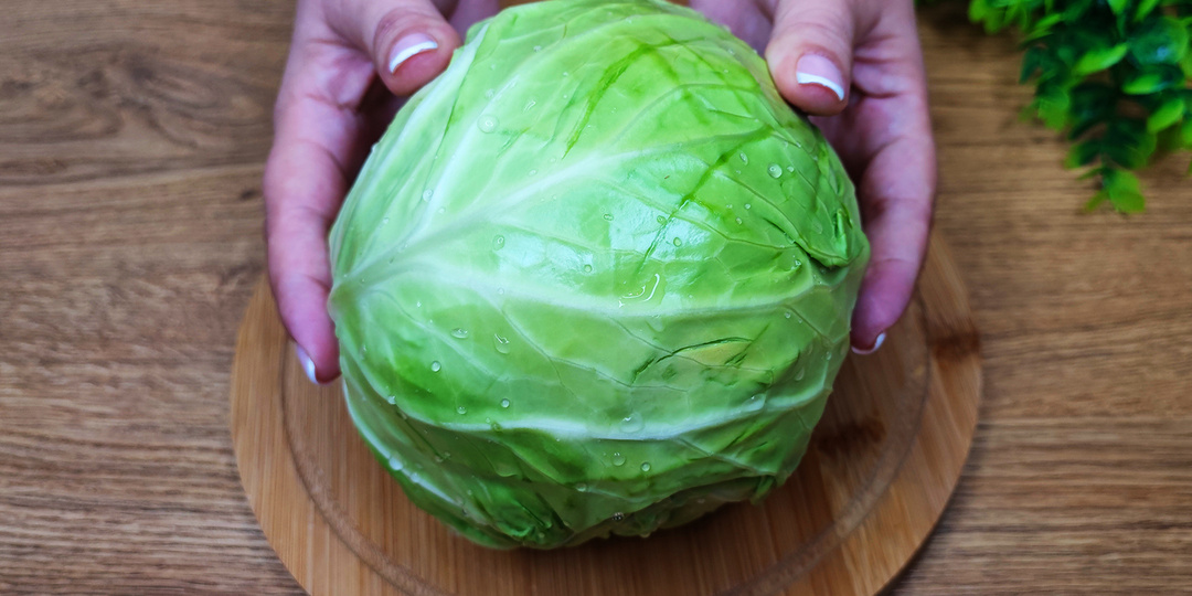 Такой вкусный салат из обычной капусты в жизни не ела. Восхитительный вкус, а сочетание продуктов просто идеальное