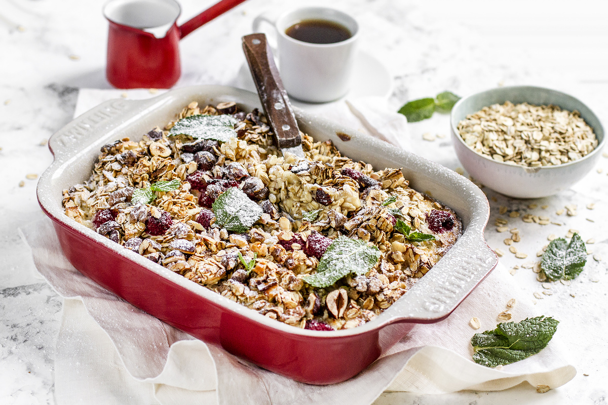 Овсяная запеканка с фруктами, грецкими орехами и малиной