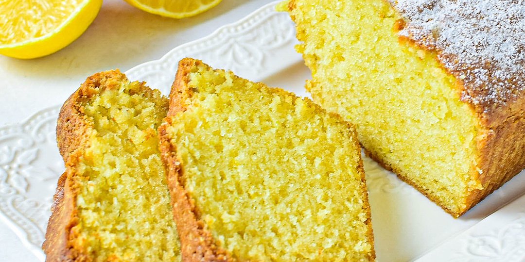 Необычно влажный, без лишнего масла и с ярким лимонным вкусом – вот за что мы любим этот кекс