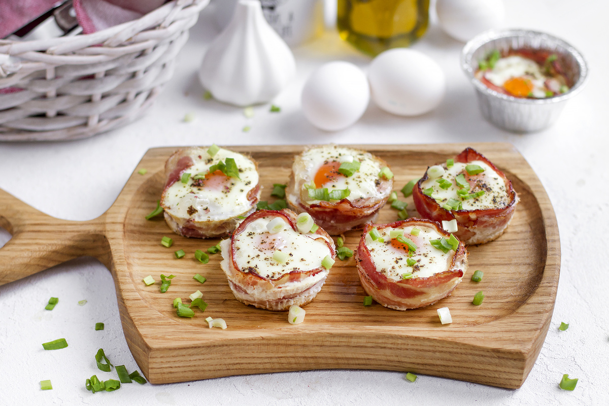 Запечённые яичные медальоны в беконе с зелёным луком