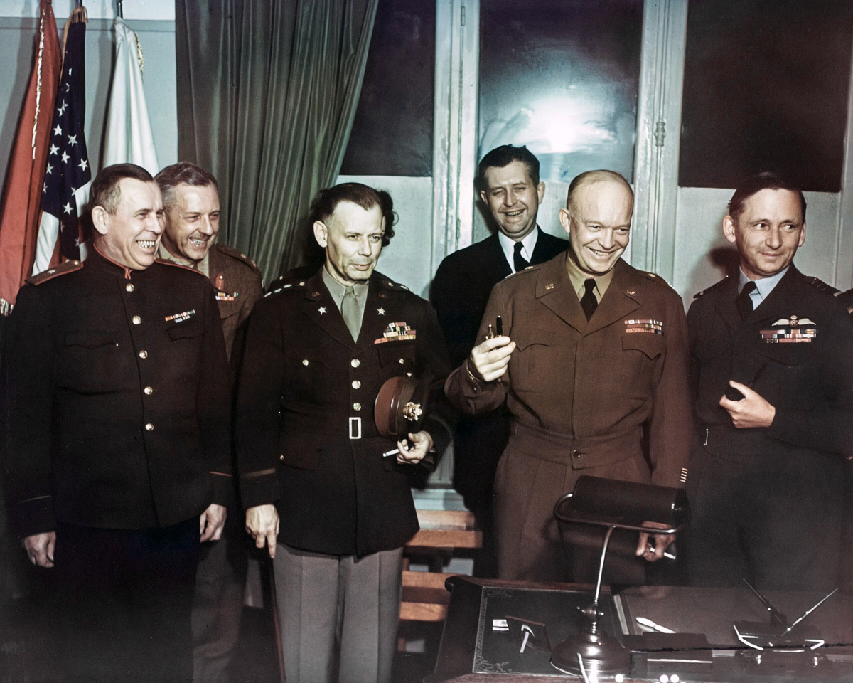 Слева направо Иван Суслопаров, Уолтер Беделл Смит, Дуайт Эйзенхауэр, Артур Теддер, 1945 г.