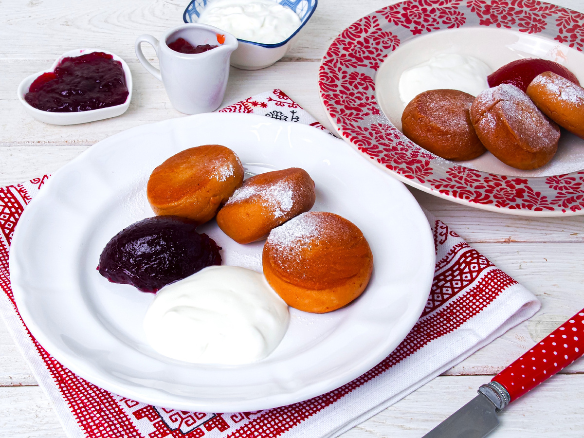 Домашние сырники из топленого творога с протертыми ягодами